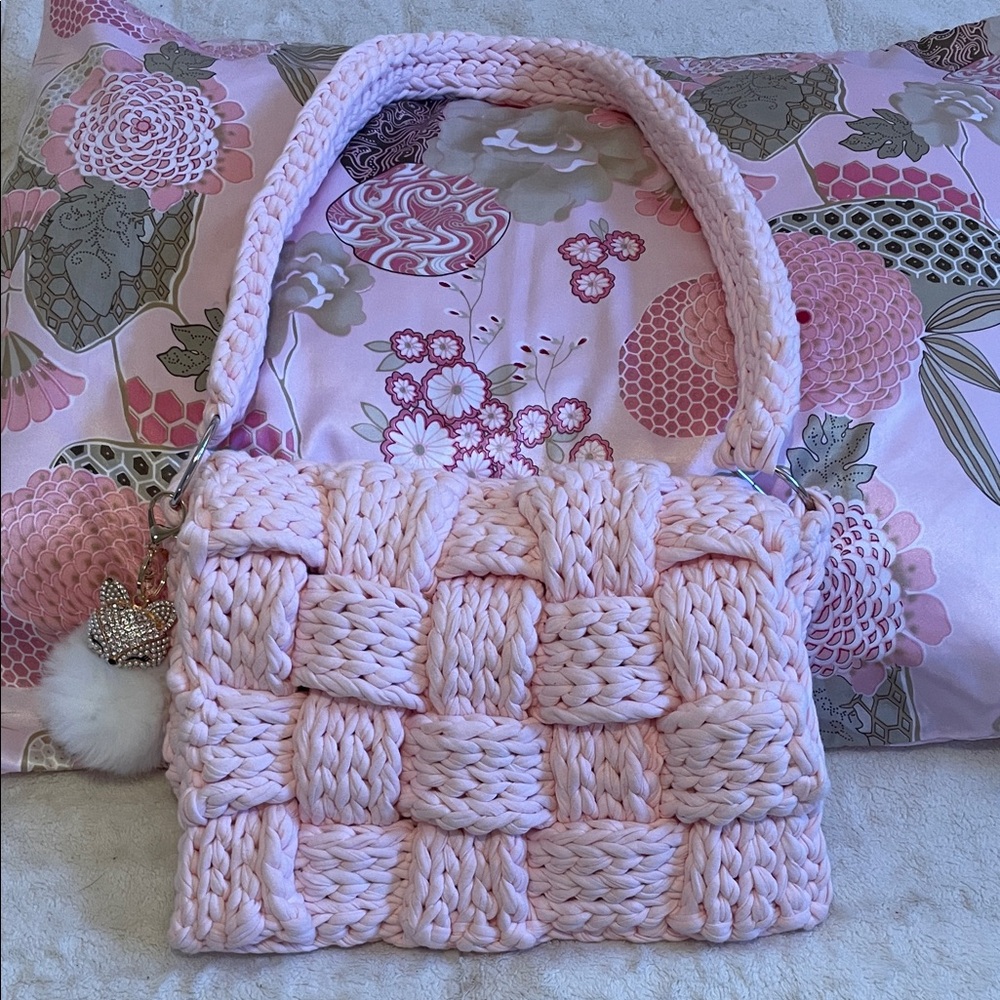 🌸🩰Baby Pink Woven Crossbody - Picture 2 of 11